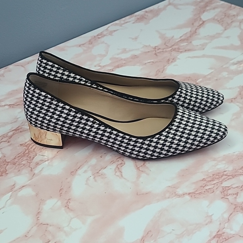 EUC Ann Taylor Black White Chevron Gold Heel Pointed Toe Flat Sz 7.5M - Picture 3 of 7